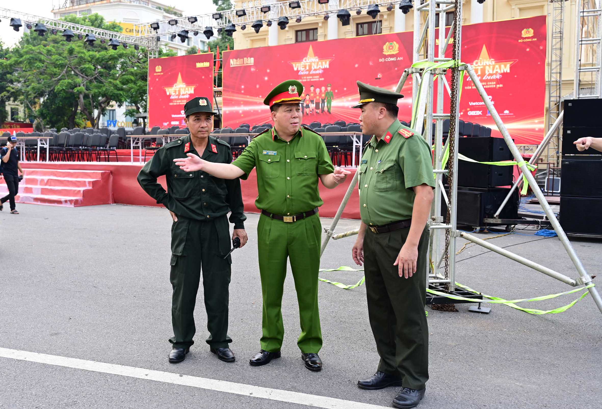 Đoàn quân nhạc, ca múa nhạc và kỵ binh cùng biểu diễn tại dải trung tâm thành phố